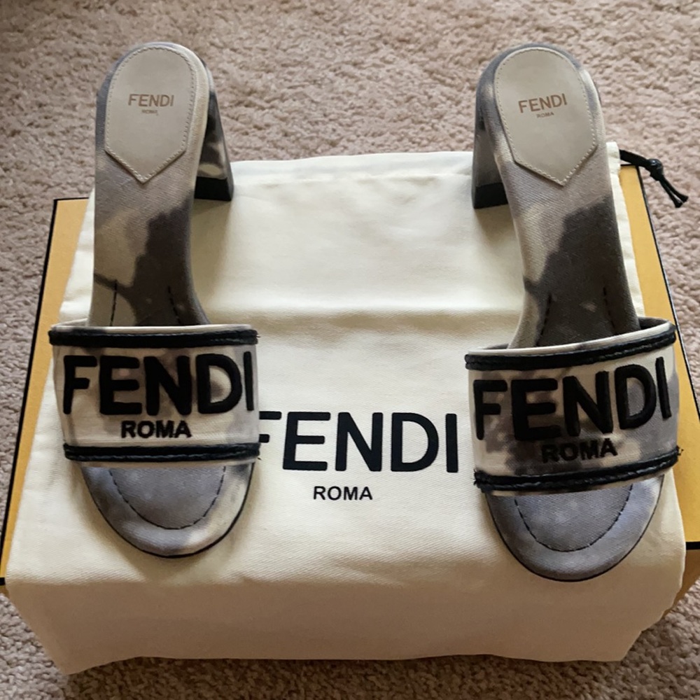 Fendi - Picture 3 of 7